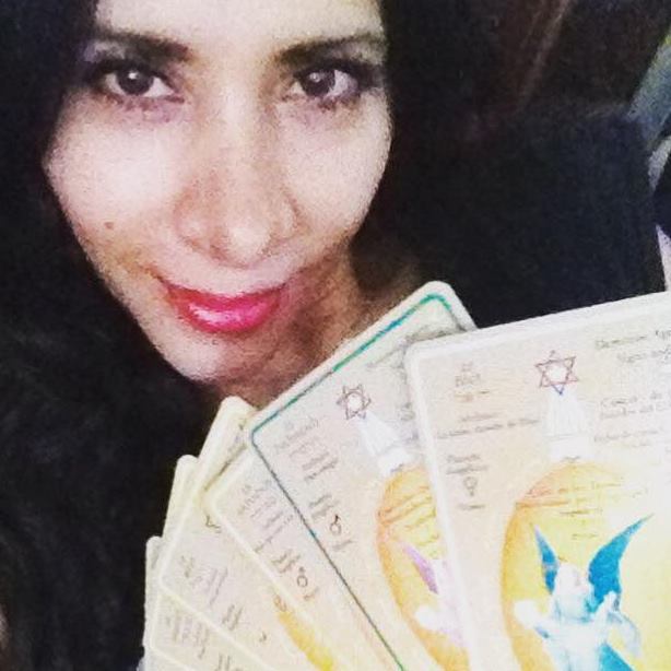 Lectura de cartas de ángeles y arcángeles para aprender cómo hacer una novena.