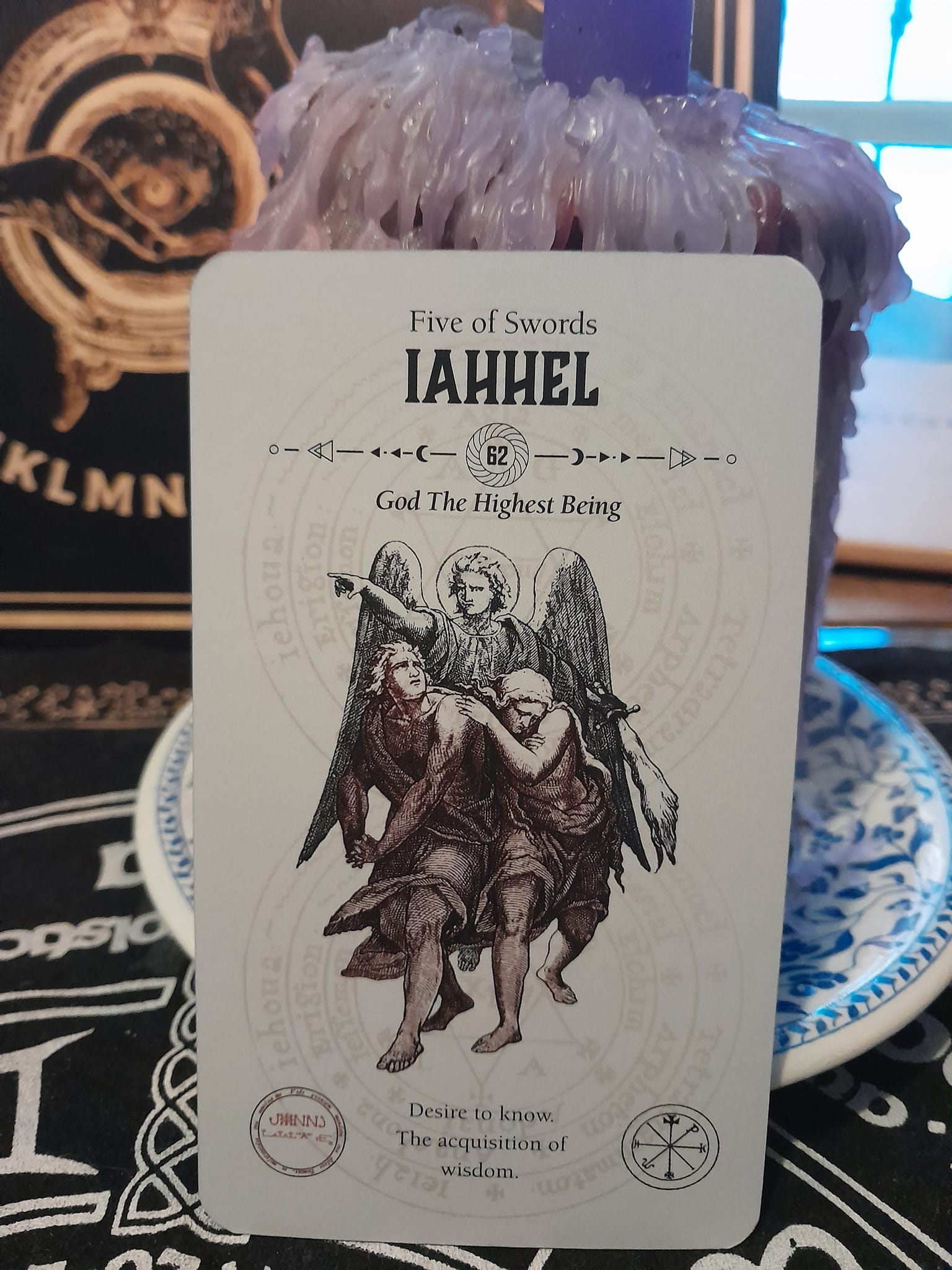 Carta del Ángel Iahhel del Tarot de Travis McHenry, que representa liderazgo. Profundiza con una lectura de cartas en León Gto.
