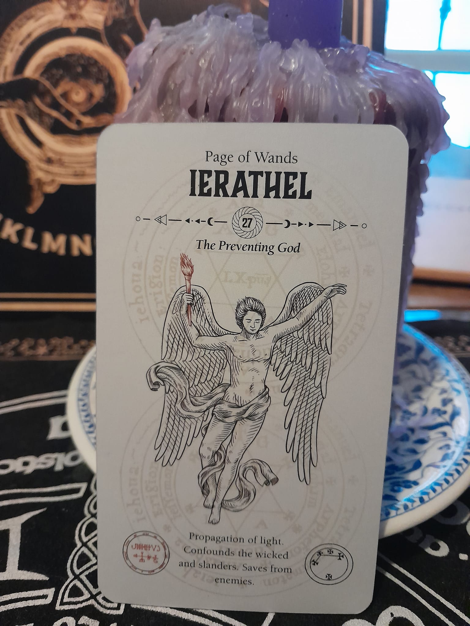 Carta del Ángel Ierathel del Tarot de Travis McHenry, que representa el fuego interior. Profundiza con una lectura de cartas en León Gto.