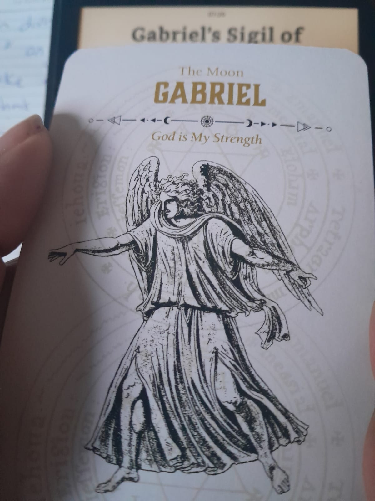 Carta del Arcángel Gabriel del Angel Tarot de Travis McHenry, un símbolo de la revelación divina y la guía en la lectura de cartas. Archangel Gabriel.