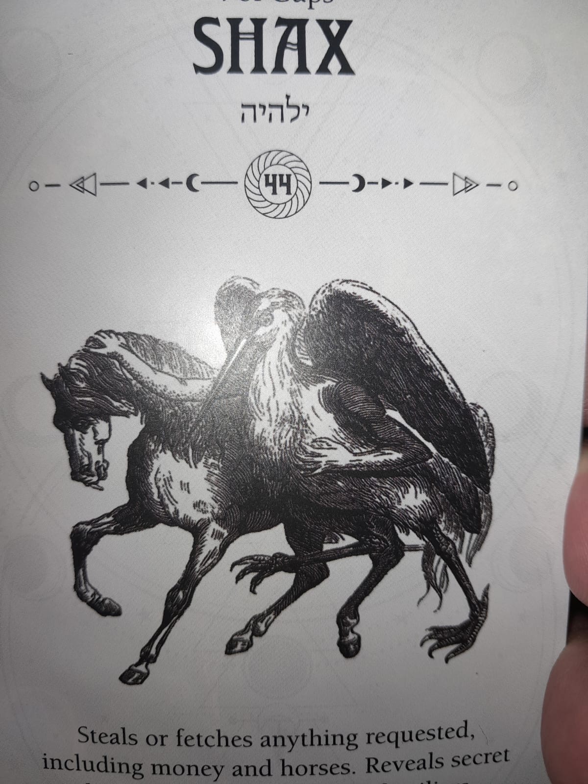 Carta del demonio Shax del Occult Tarot de Travis McHenry. Entre sus poderes está quitar la vista y el oído a los enemigos mediante una maldición. Profundiza con una lectura de cartas en León Gto.
