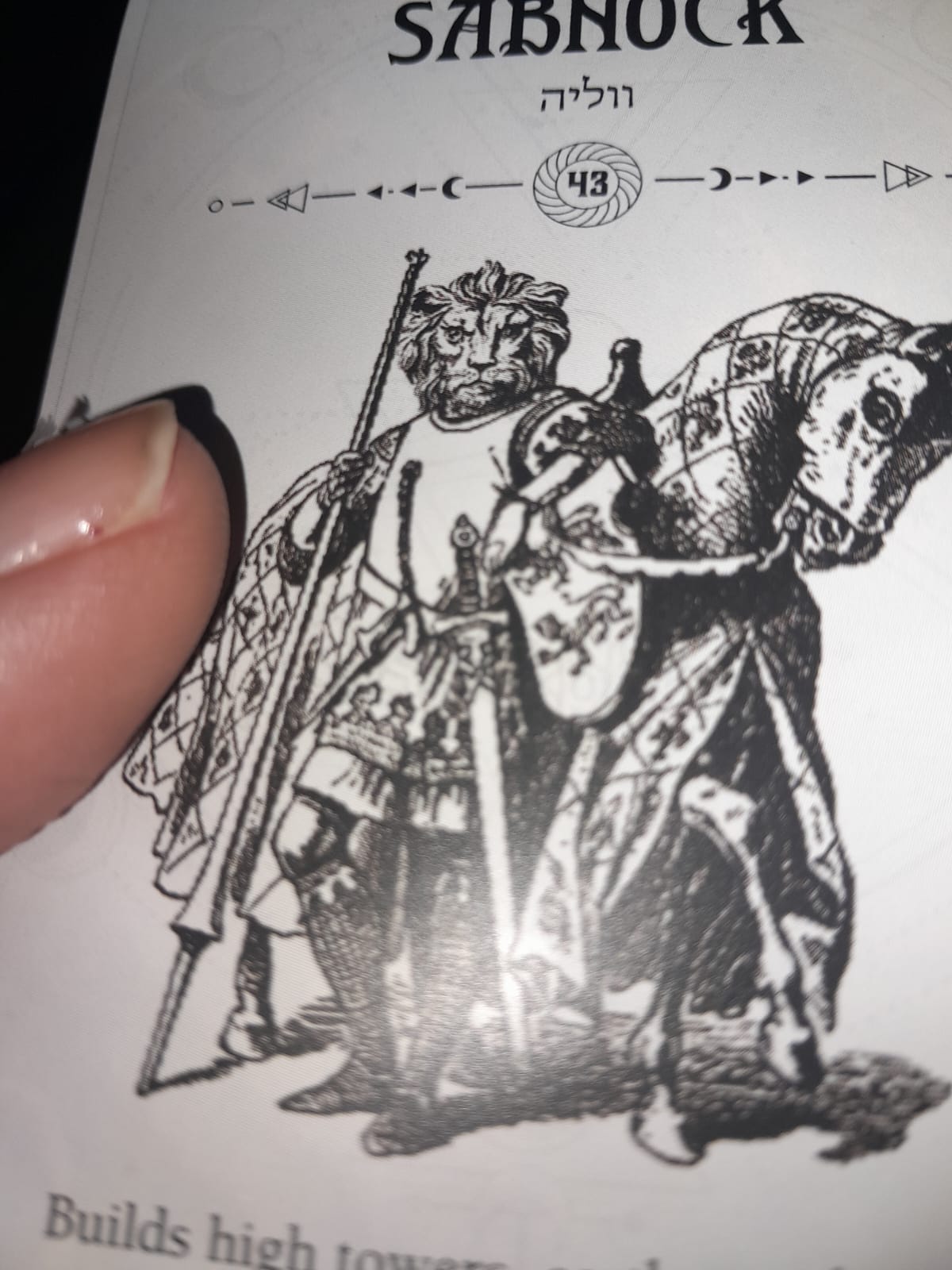 Carta del demonio Sabnock del Occult Tarot de Travis McHenry. Entre sus poderes está el infectar con heridas putrefactas a los enemigos mediante una maldición. Profundiza con una lectura de cartas en León Gto. Demon Sabnock