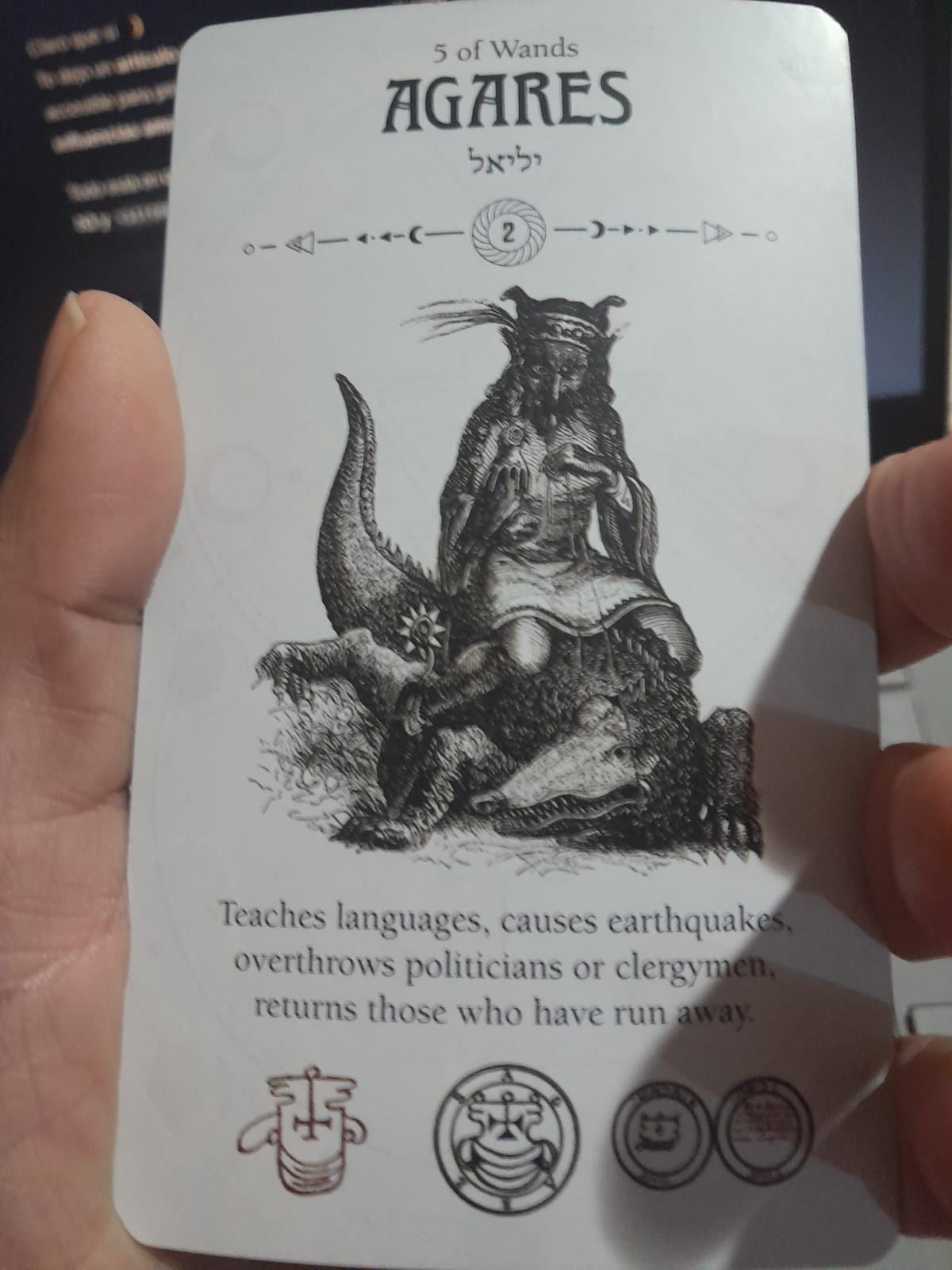 Agares, demonio de la Goetia representado en la baraja Occult Tarot de Travis McHenry. Demon Agares